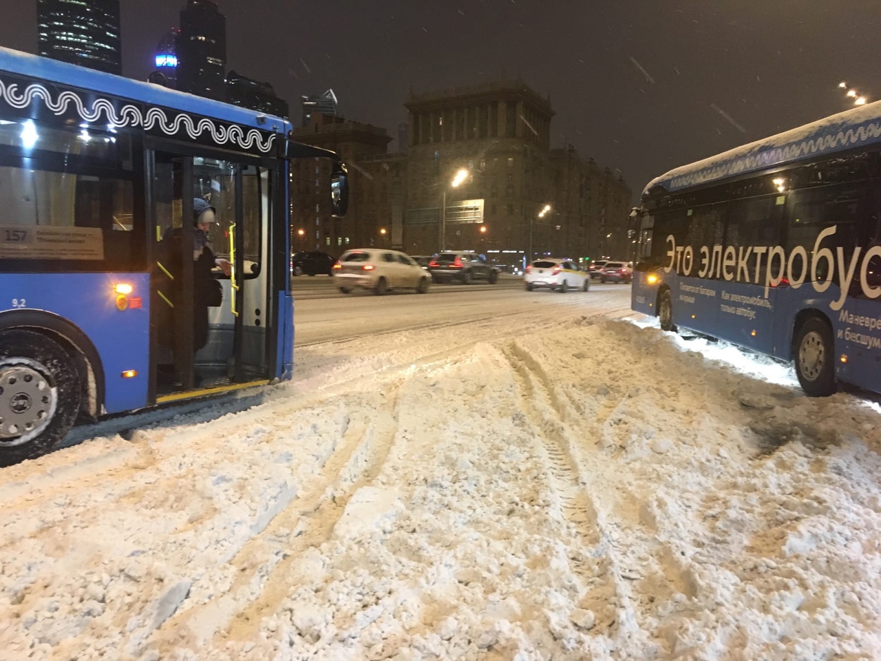 Выпавший в столице снег мешает движению транспорта. Фото © VK / Татьяна Дубровина