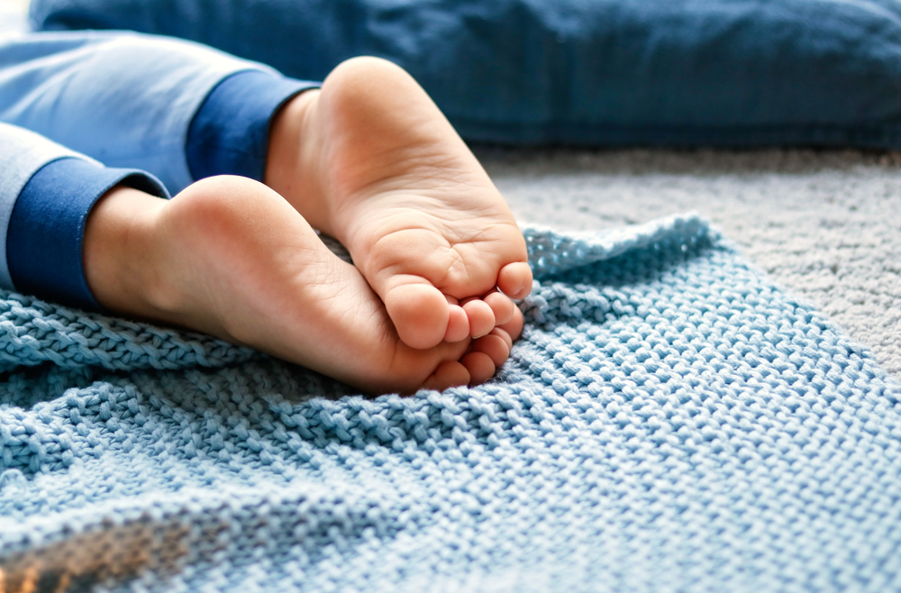Под Томском шестимесячный малыш умер, застряв между стеной и диваном