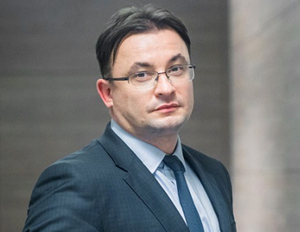 Наша ключевая задача — обеспечение потребностей внутреннего рынка в смазочных материалах. Для этого мы системно развиваем производственную и научную базу: увеличиваем выпуск российских масел и расширяем ассортимент продукции. Собственный научно-исследовательский центр обеспечит точность и скорость испытаний, качество новых рецептур, а также позволит создавать специализированные масла и пакеты присадок для разных видов техники