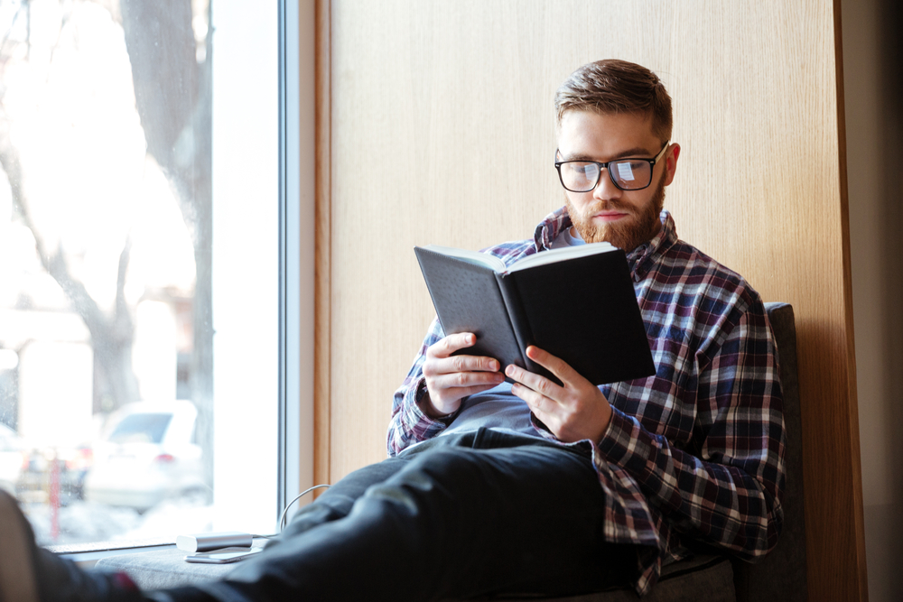 Во время чтения можно случайно найти для себя стимул не сидеть на месте. Фото © Shutterstock