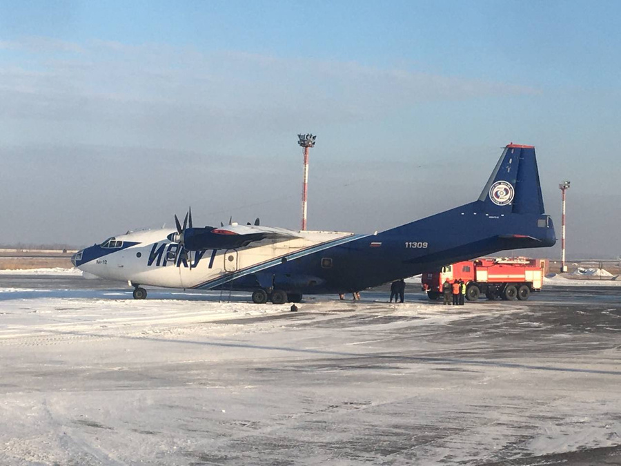 Загоревшийся Ан-16 в Толмачёво. Обложка © Telegram / AVIAINCIDENT