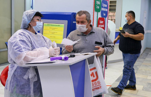 Сотрудникам московских больниц снова рекомендовали носить маски
