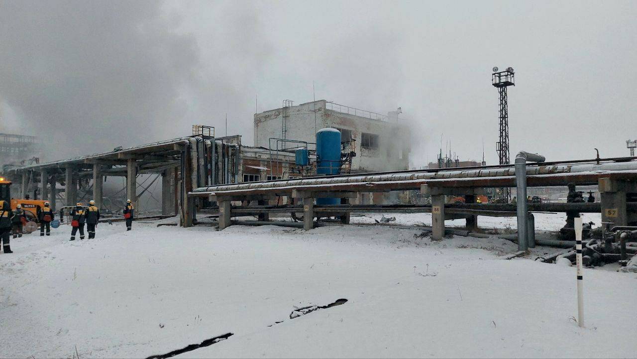 Названа предварительная причина мощного пожара на нефтезаводе в Ангарске