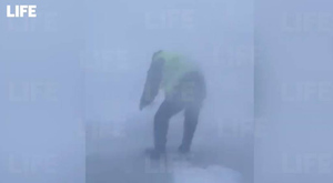 Сотрудники аэродрома на Чукотке сняли сногсшибательное видео в эпицентре снежной бури