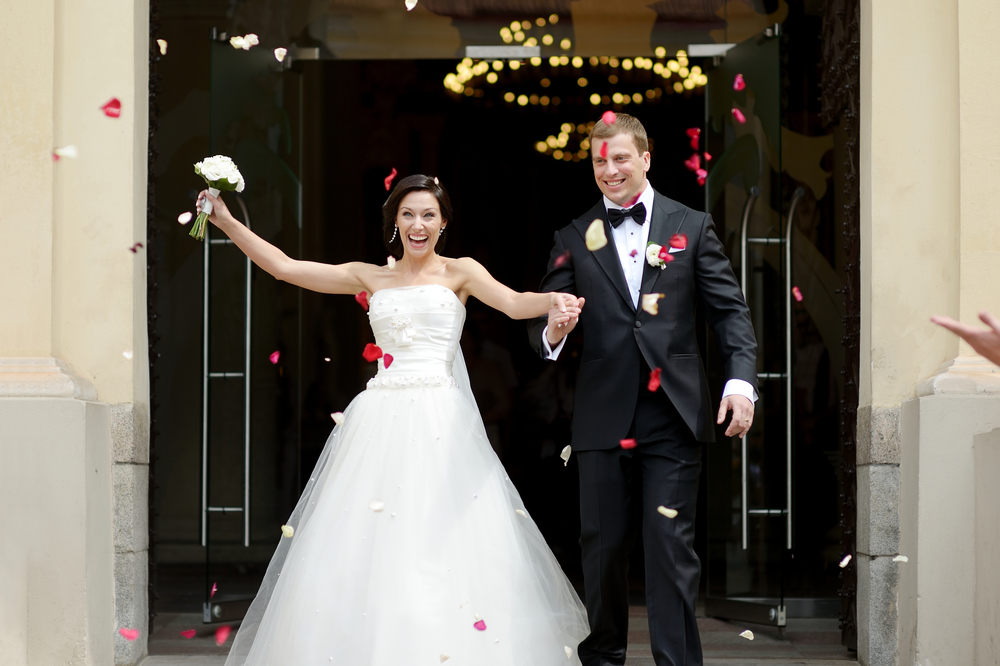 День недели, в который бракосочетаться, тоже важно выбрать правильно, как и число для свадьбы в 2023 году. Фото © Shutterstock
