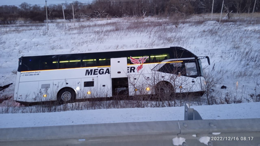 В Хабаровском крае опрокинулся автобус. Фото © ГУ МЧС РФ по региону