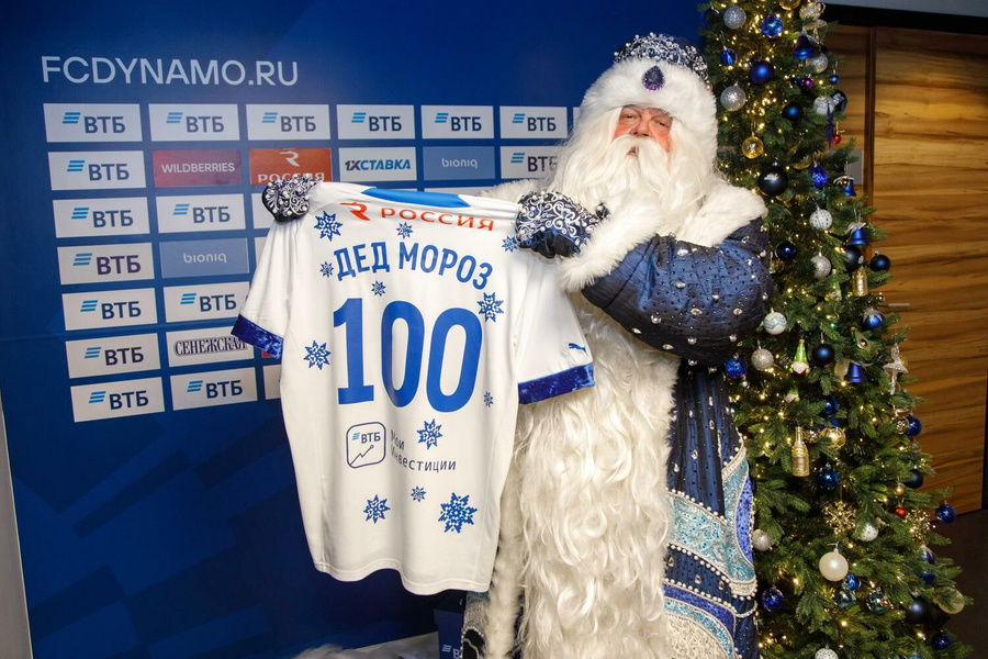 Дед Мороз с футболкой от "Динамо". Обложка © "Динамо"