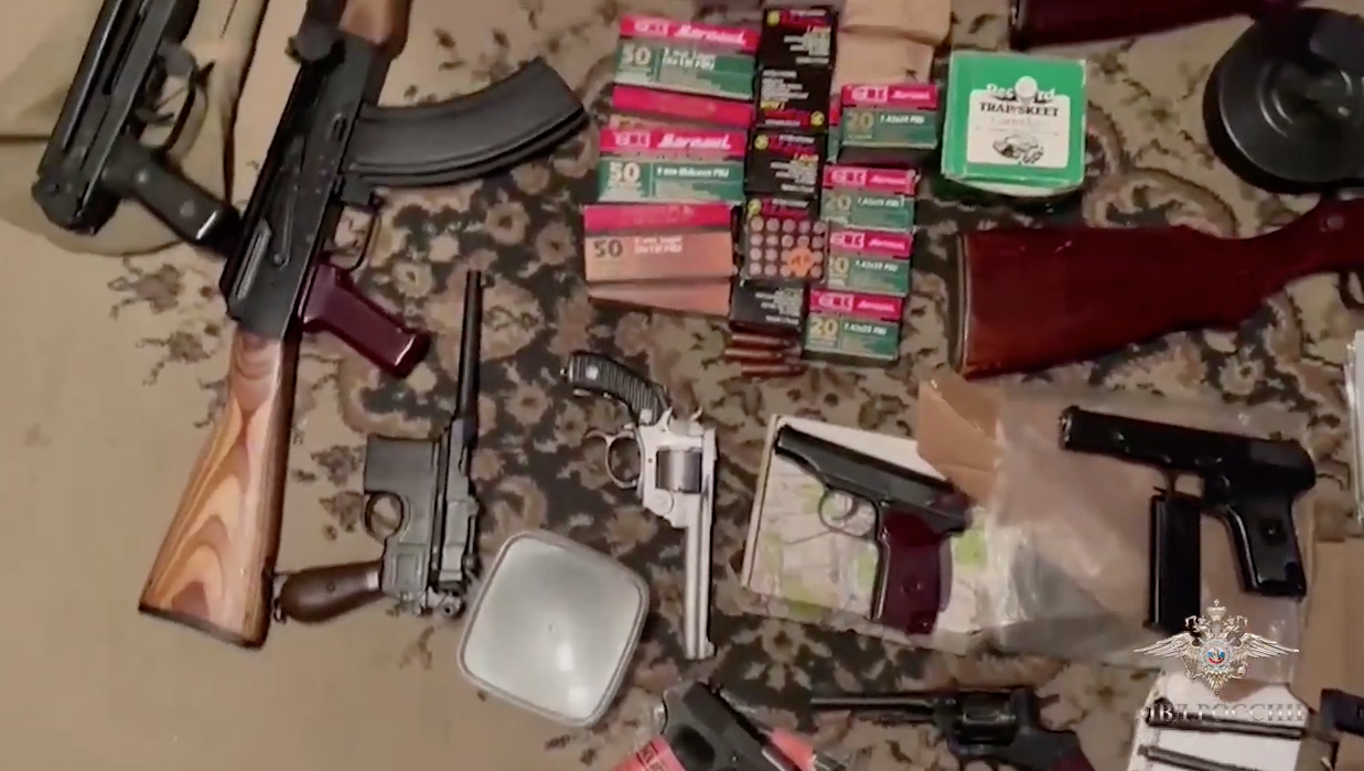 У жителя Подмосковья в квартире нашли 30 пистолетов, автомат и боеприпасы