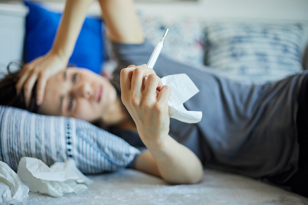 Главное — постельный режим: Врач перечислил первые действия при гриппе