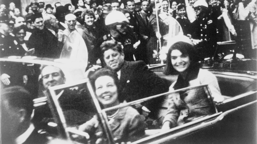Джон Кеннеди за мгновения до рокового выстрела. Фото © Wikipedia / Victor Hugo King