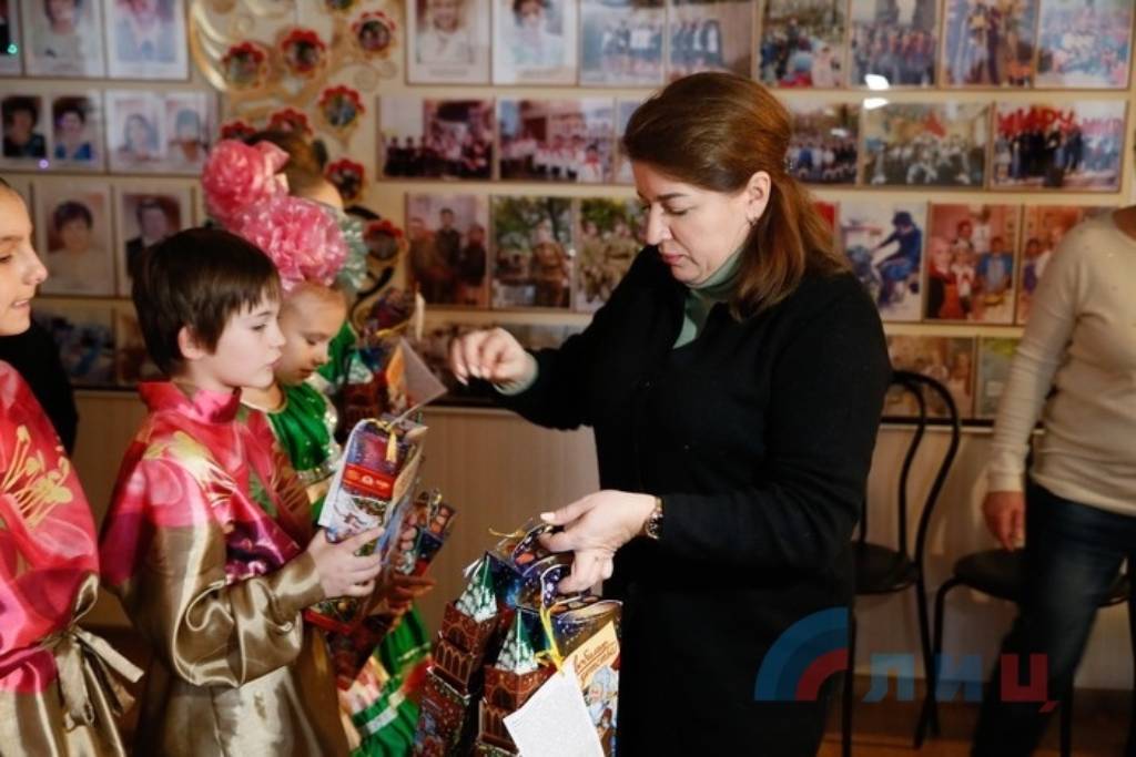Комитет семей воинов Отечества доставил подарки детям в Лутугинскую школу-интернат в ЛНР