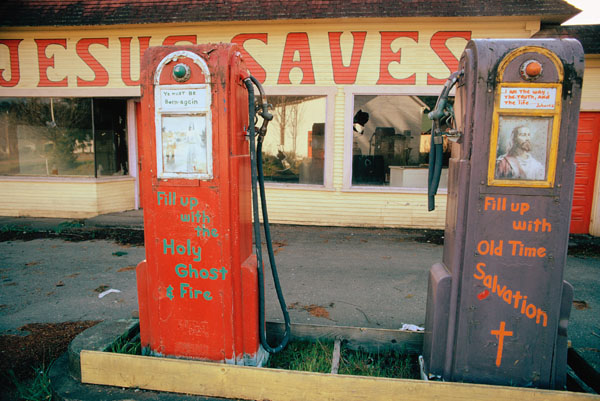 Часть заправок в 1970-х годах закрылась, а их помещения использовались впоследствии для других целей. На фото — бывшая автозаправка в штате Вашингтон, превращённая в молитвенный дом. Фото © Wikipedia