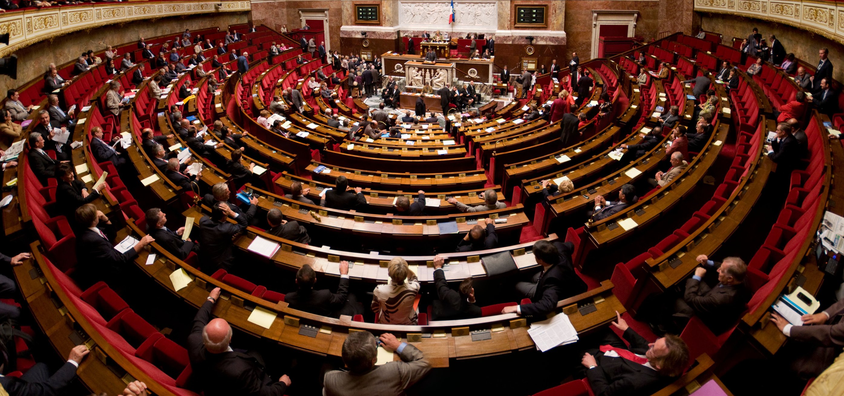 Нацсобрание Франции отклонило резолюцию левых о недоверии правительству