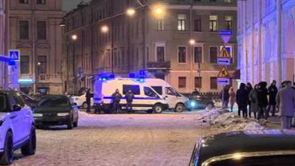 Полицейские машины заблокировали улицу Ломоносова в Петербурге. Фото © Фонтанка.ру