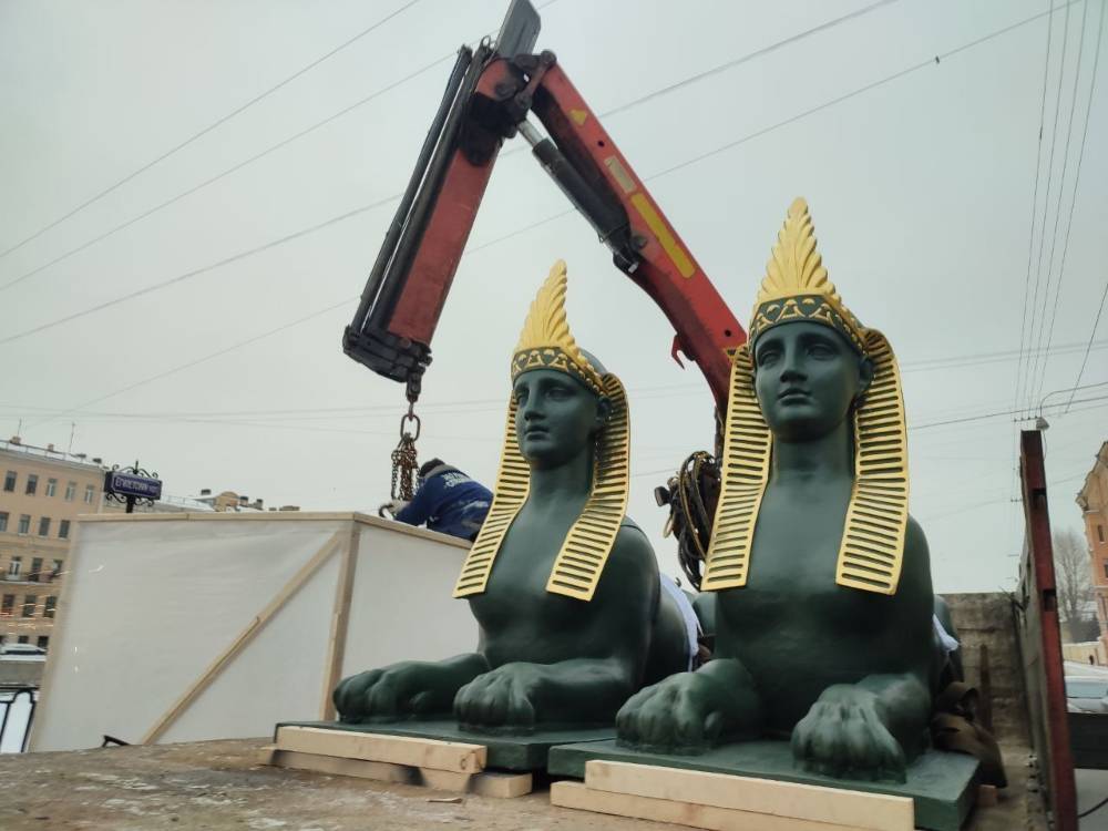 В Санкт-Петербурге на Египетский мост вернули обновлённых сфинксов