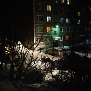 Двор на улице Нахимова, где коммунальщик засыпал снегом школьника. Фото © Telegram / Прокуратура Камчатского края