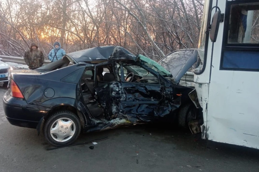 В Новосибирске иномарка вылетела на встречку и врезалась в автобус