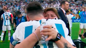 Месси растопил сердца болельщиков, обнявшись с мамой на поле после победы