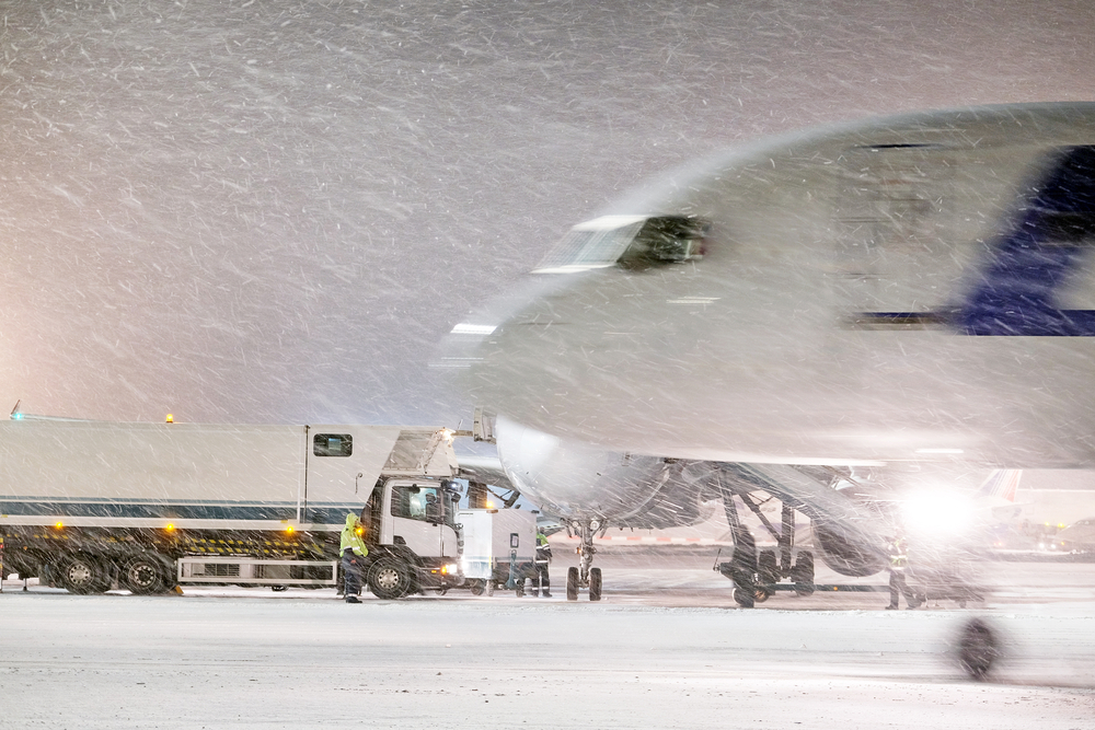 В московских аэропортах из-за снегопада задержано и отменено более 170 рейсов