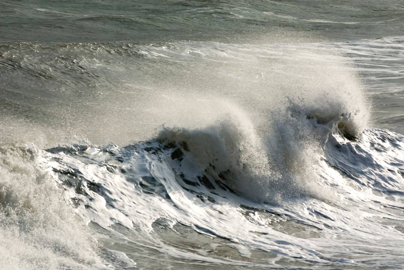 В ЮАР волна смыла 20 человек в море, трое погибли