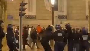 Полиция в Париже начала разгонять фанатов слезоточивым газом после финала ЧМ в Катаре