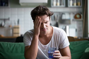 Учёные развеяли миф о связи алкоголя и мигрени