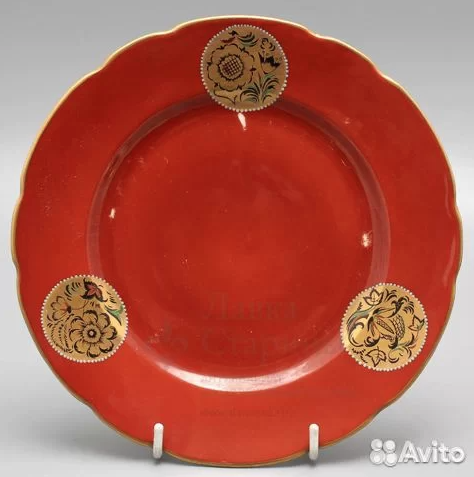 Агитационный фарфор, тарелка с медальонами под хохлому, СССР, ЛФЗ. Фото © "Авито"