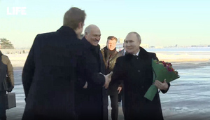 Лукашенко и его сын Коля встретили Путина в аэропорту Минска с караваем
