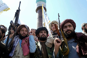 В Афганистане талибы устроили публичную порку 30 наркоторговцам, изменникам и ворам