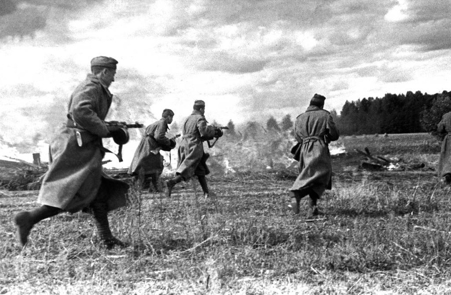 Советская пехота во время наступления юго-восточнее города Мемель, октябрь 1944 г. Фото © ТАСС / Леонид Великжанин