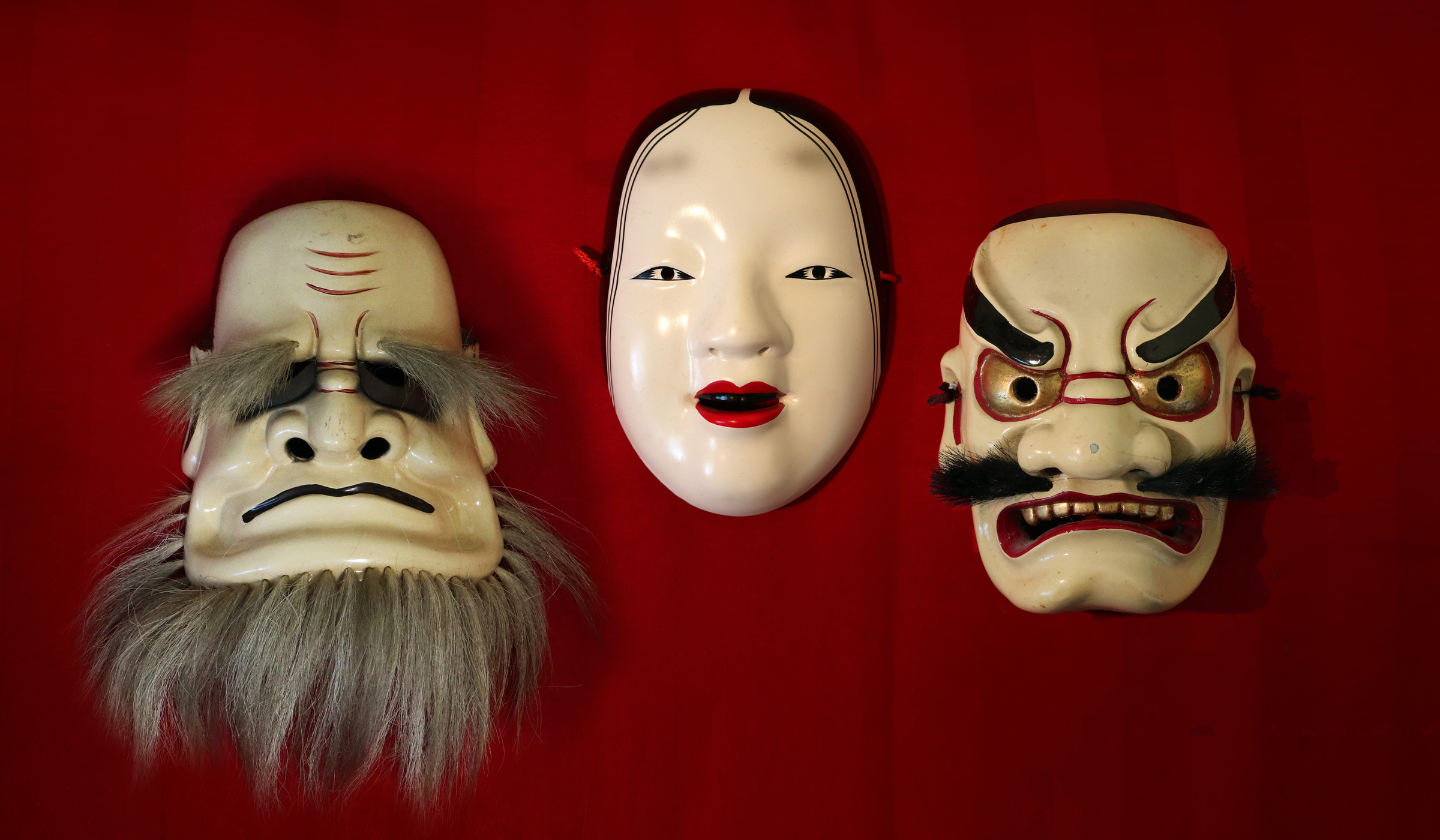 Традиционно считается, что в масках и куклах живут злые духи, в спальне лучше такое не держать. Фото © Unsplash