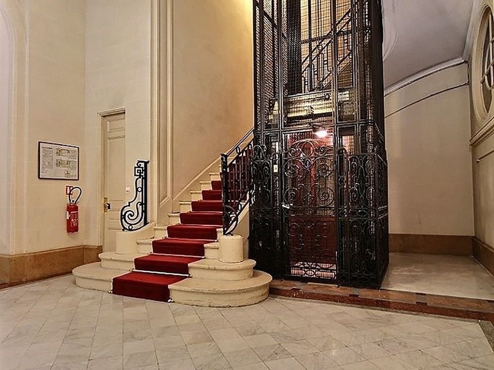 Лифт в парижском доме Бориса Акунина. Фото © luxury-paris-apartments.net