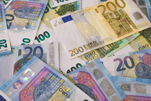 Курс евро впервые с 7 июля поднялся выше 65 рублей