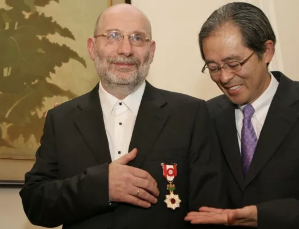 В 2009 году Бориса Акунина наградили за вклад в развитие японской культуры орденом Восходящего солнца (Кёкудзицусё). Фото © rg.ru / Виктор Васенин,