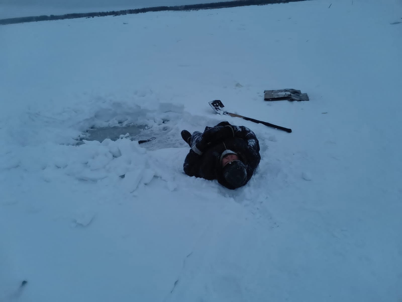 Спасение пострадавшего рыбака в Якутии. Фото © VK / ГБУ РС(Я)