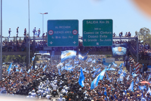 Болельщики встречают футболистов сборной Аргентины в Буэнос-Айресе. Фото © Twitter / Selección Argentina