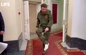 Военкор Семён Пегов отпраздновал орден от Путина танцами на гипсе прямо в Кремле