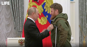 Путин лично прикрепил на грудь военкора Семёна Пегова орден Мужества
