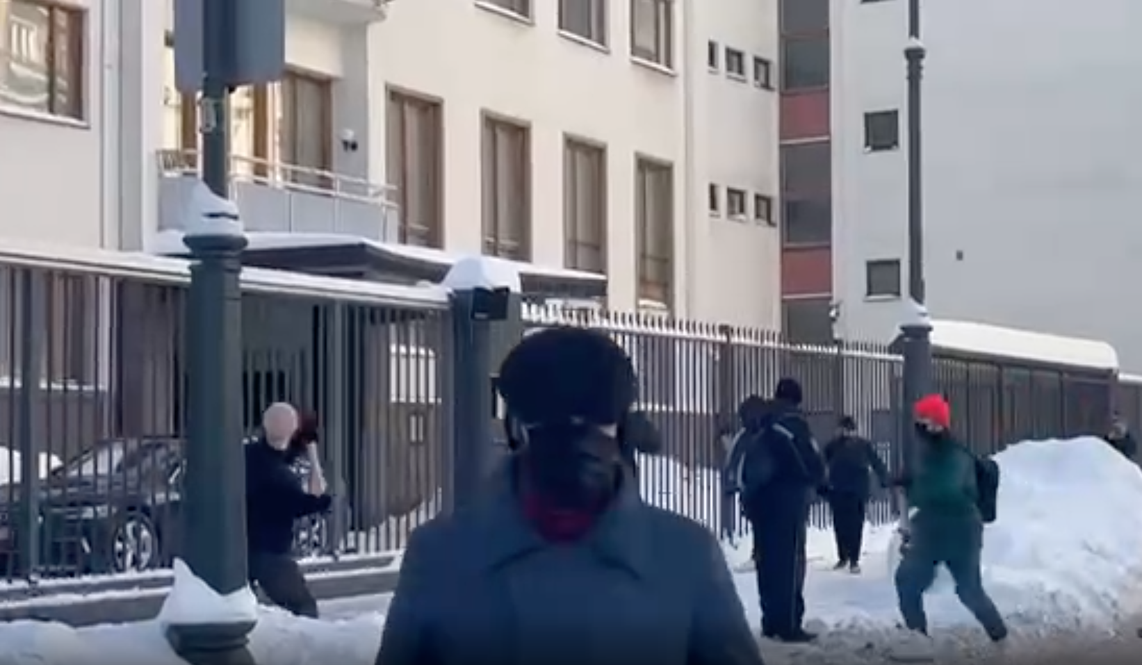 МИД Финляндии рассматривает меры из-за забрасывания посольства в Москве кувалдами