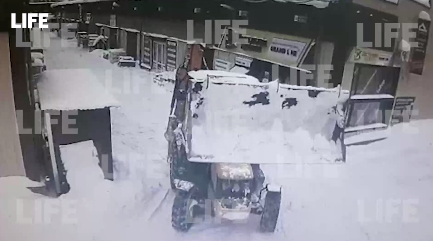 Лайф публикует видео страшной гибели мужчины под колёсами снегоуборочной машиной в Коломне
