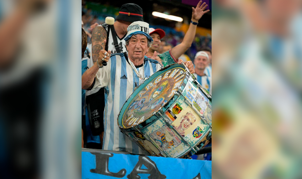 Карлос Эскуале со своим барабаном на ЧМ-2022. Обложка © t.me / Ultras Action