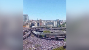 Футболистов Аргентины увезли с парада на вертолёте из-за миллионов людей на улицах