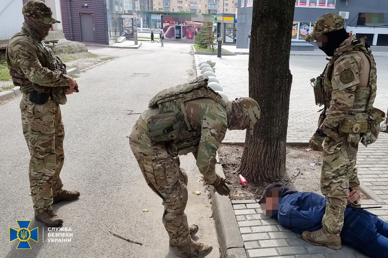 Сотрудники СБУ и задержанный харьковчанин. Фото © Telegram / Служба безпеки України