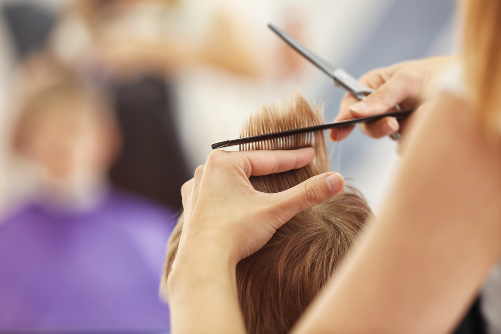 Врач опровергла популярный миф о взаимосвязи стрижки и выпадения волос