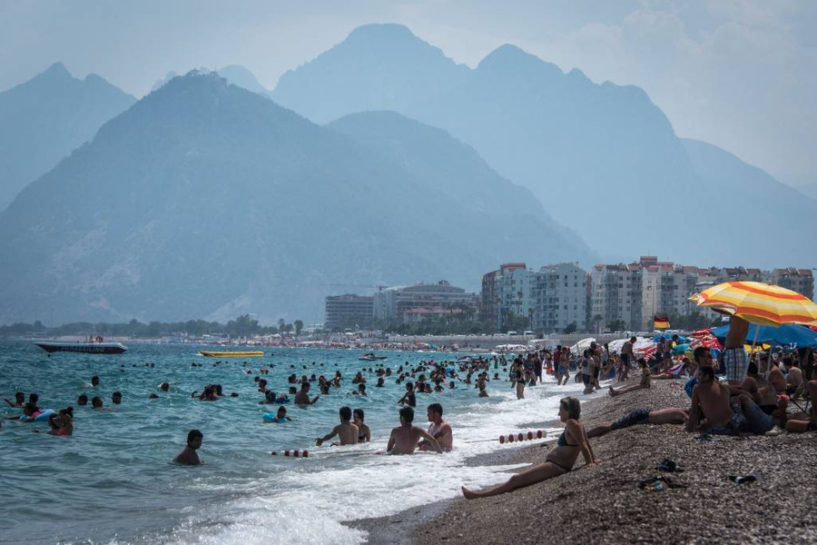 Пляжный отдых в турецкой Анталье. Фото © ТАСС/AP/Diego Cupolo