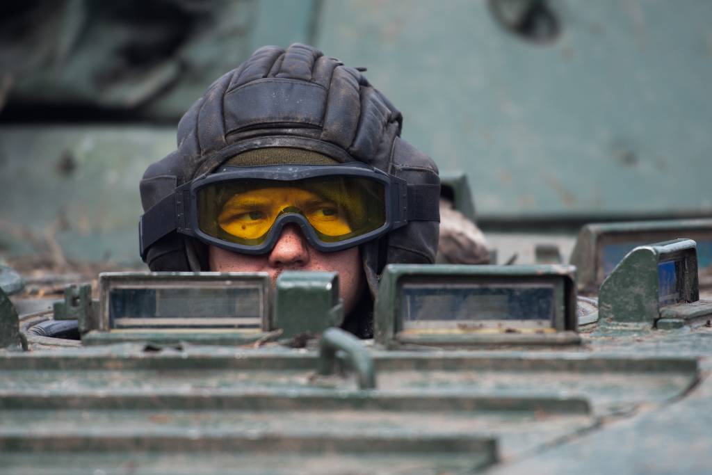 Шойгу: Российские военные наносят удары по системе управления и предприятиям ВПК Украины