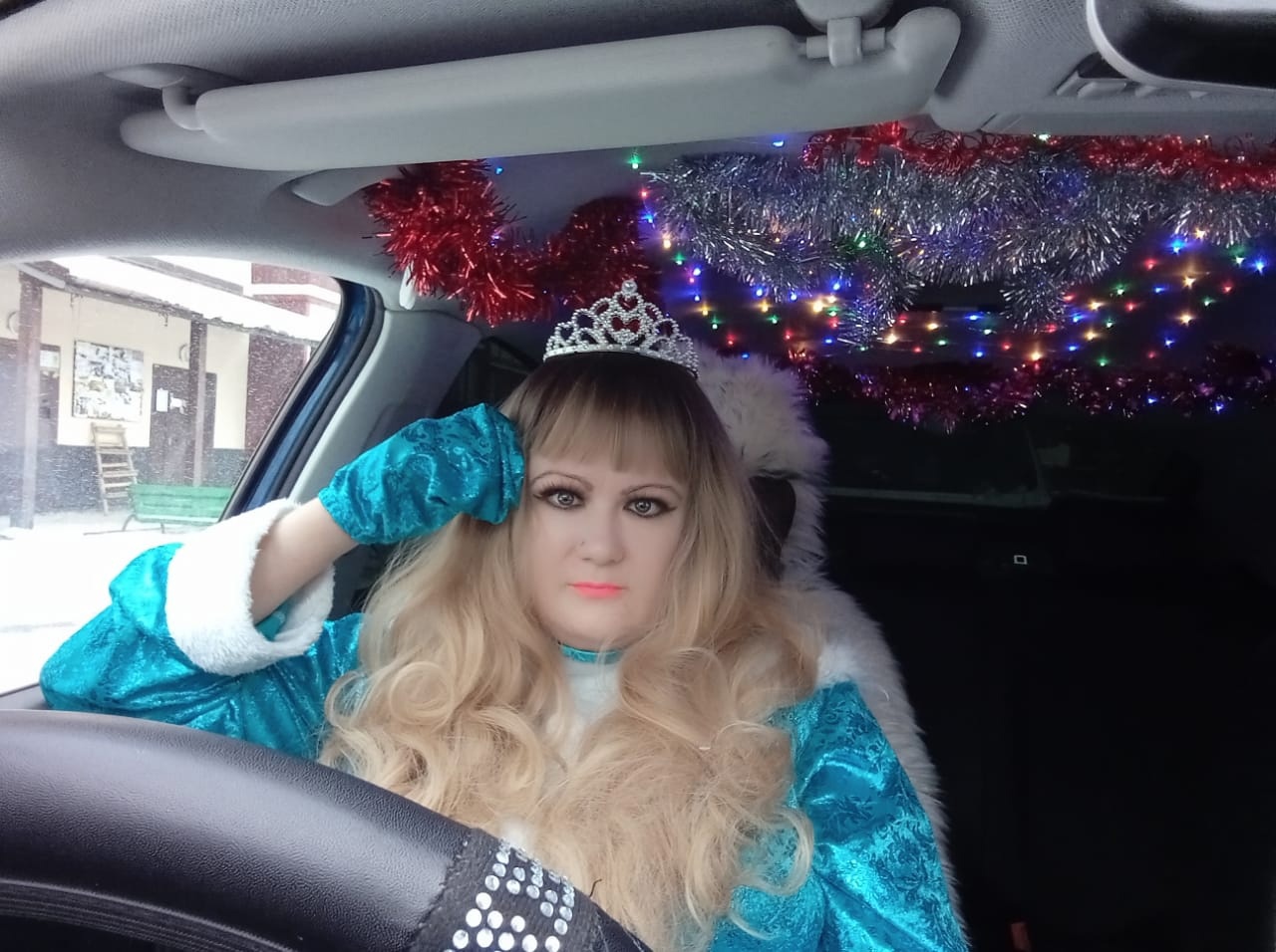 Волшебный тариф: Жители Челябинска могут прокатиться на новогоднем такси со Снегурочкой за рулём
