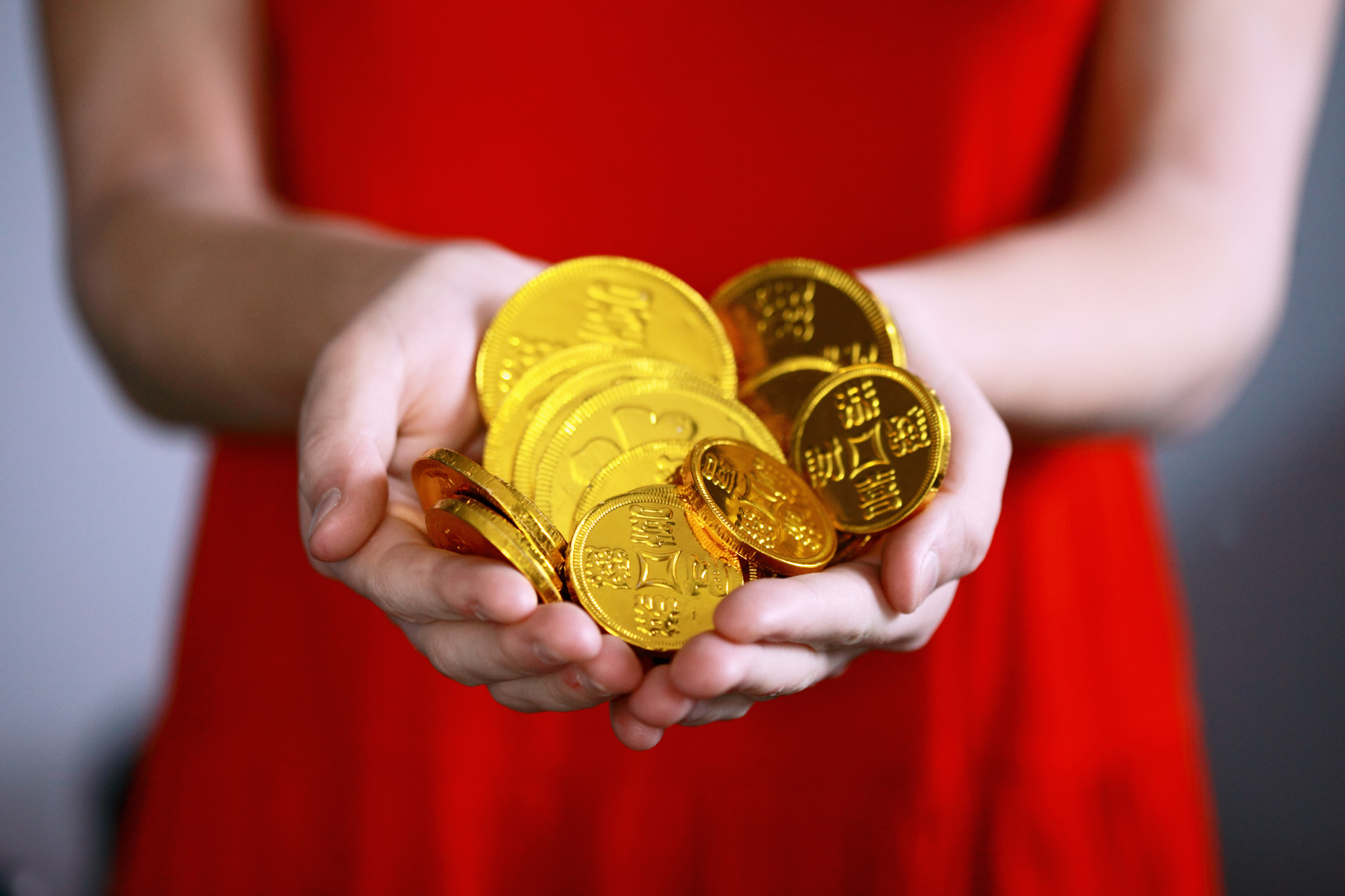 Лучший новогодний подарок — денежный талисман в виде нескольких китайских монет, перевязанных красной лентой. Фото © Unsplash
