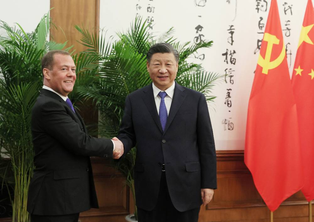 Песков уверен, что Медведев доложит Путину об итогах визита в Китай