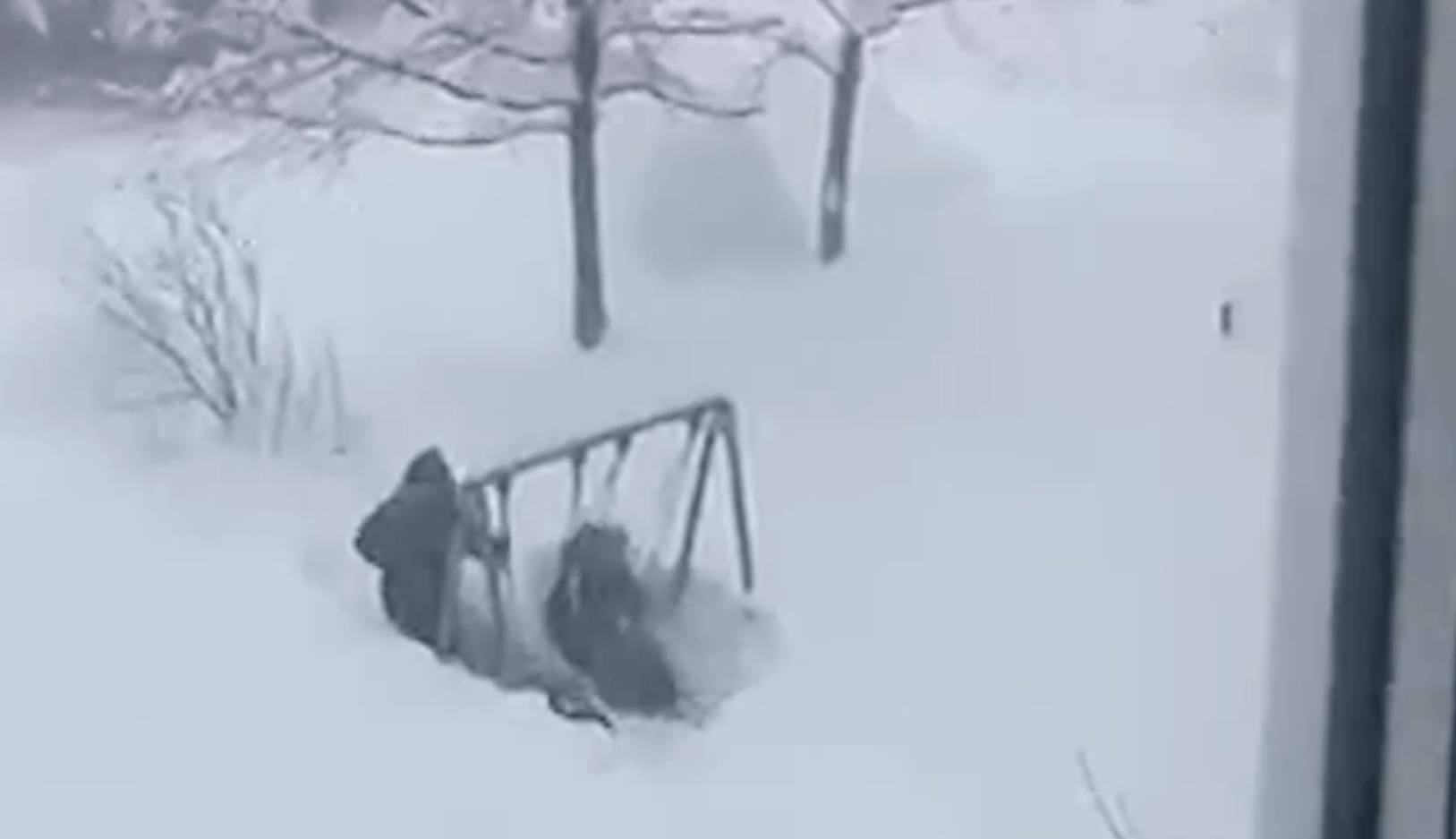 Суровая зима: Огромные сугробы не помешали детям в Приморье кататься на качелях и играть во дворе